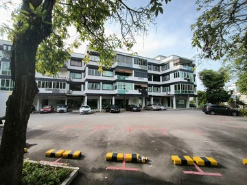 Lucky Court property photo 1 in Singapore